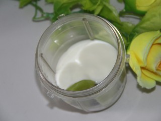 7、酸奶花样喝法~奇异果酸奶,再倒入酸奶，倒一半