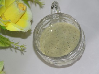 9、酸奶花样喝法~奇异果酸奶,倒入杯中