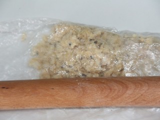 11、酸奶花样喝法~奇异果酸奶,把沙琪玛弄碎，我用擀面杖敲碎的，总之用什么方法随意，弄碎就ok