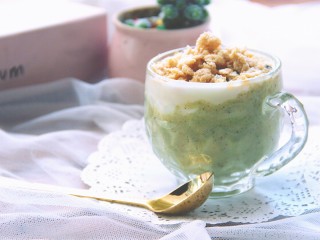 12、酸奶花样喝法~奇异果酸奶,沙琪玛碎铺到酸奶杯上，ok，美不美？