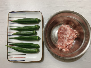 1、酿秋葵,主要食材如图所示示意，秋葵5~6颗，肉沫适量。