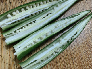 2、酿秋葵,将秋葵洗净，头部切掉后对半切开