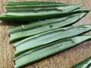 3、酿秋葵,挖去其中的秋葵籽，可选择弃用，或者加到肉沫之中。