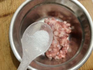 4、酿秋葵,剁好的肉沫加适量盐