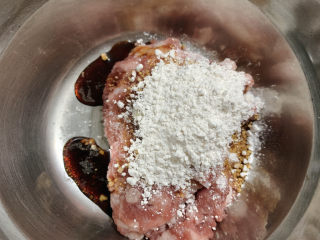 8、酿秋葵,然后加适量淀粉，让肉沫更具黏性