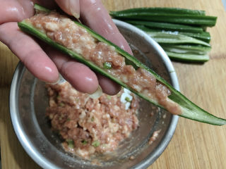 11、酿秋葵,用筷子将肉沫酿到秋葵之中