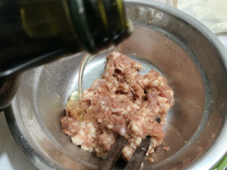 9、酿秋葵,加适量食用油，让肉沫口感细嫩不干涩