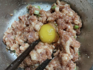 10、酿秋葵,最后加一颗小鹌鹑蛋或者一个鸡蛋清，搅拌均匀