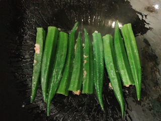 14、酿秋葵,将肉沫一侧朝下，先行煎制