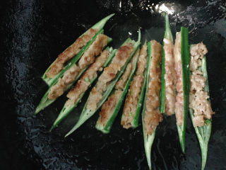 15、酿秋葵,煎个40s肉沫定型后，再翻面煎制。