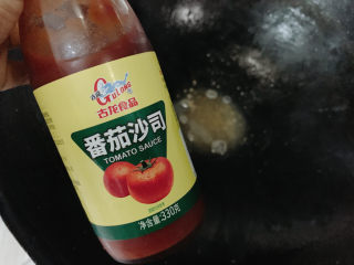 17、酿秋葵,另起一口锅，锅中加入适量水淀粉，然后加一大勺番茄沙司