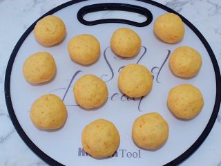 10、椰香红薯球,把面团分成相同大小的12份,揉圆备用,这个大小随自己喜好调整