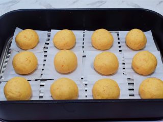 11、椰香红薯球,把红薯球垫上油纸,放入蒸笼中,再放入烧开水的蒸锅,蒸15分钟