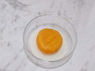 12、椰香红薯球,蒸熟后趁热取出撕掉油纸,把红薯球放入椰蓉中,让其表面都沾裹上椰蓉即可