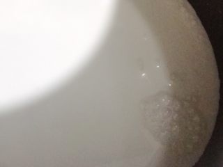 3、牛奶麻薯,牛奶平底锅小火加热