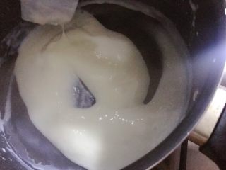 4、牛奶麻薯,加入木薯粉、用硅胶铲不停搅拌