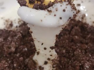 5、牛奶麻薯,小火熬至麻薯状、盛出、奥利奥碾碎、撒在表面、就可以吃啦