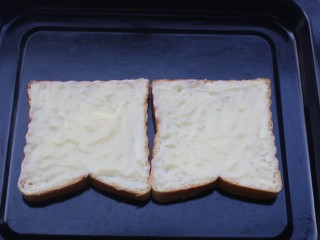 5、脆底芝士蜂蜜吐司,将拌匀的蜂蜜和沙拉酱涂满吐司。