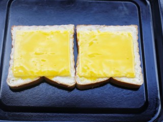 7、脆底芝士蜂蜜吐司,然后刷一层蛋黄液。