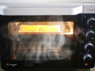 8、脆底芝士蜂蜜吐司,放入预热好的烤箱，上下火中层180度烤5分钟。