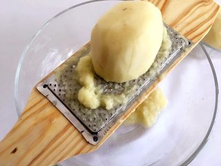 1、Q弹土豆丸子,土豆研磨成泥；