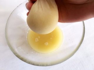 3、Q弹土豆丸子,舀一些土豆泥在纱布里，挤掉水分；