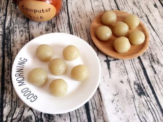 9、Q弹土豆丸子,蒸好的丸子Q弹Q弹的很有韧性；