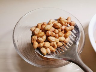 4、盐焗花生米,捞出备用