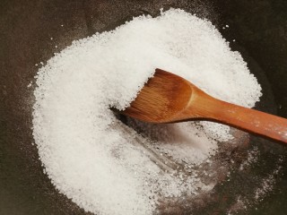 6、盐焗花生米,大火将盐炒热