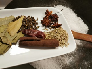 7、盐焗花生米,放入香辛料一起翻炒