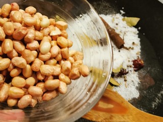 8、盐焗花生米,放入清洗过的花生仁
