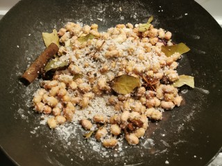 9、盐焗花生米,这时的花生仁比较湿 会黏上盐  