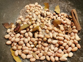 11、盐焗花生米,随着加热  花生仁上面的盐会脱落下来  改小火慢慢炒制成熟