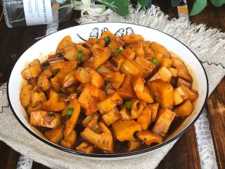 16、糖醋藕丁,撒上葱花即可开吃