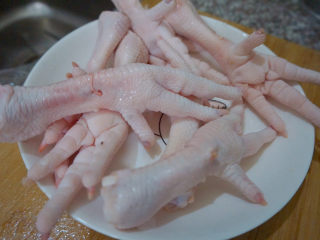 1、香辣卤鸡爪,准备鸡爪