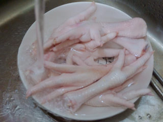 2、香辣卤鸡爪,将鸡爪冲洗干净