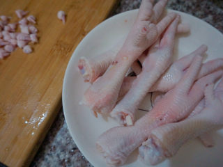 3、香辣卤鸡爪,剪掉鸡爪的指甲