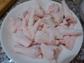 4、香辣卤鸡爪,将鸡爪斩成几小块,这样更容易入味哦