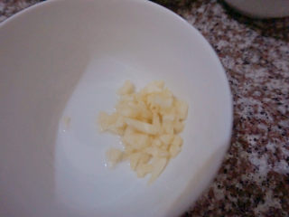 6、香辣卤鸡爪,准备蒜泥