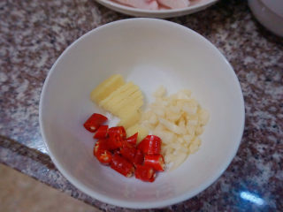 8、香辣卤鸡爪,还有红辣椒(根据自己接受的辣味来添加哦)