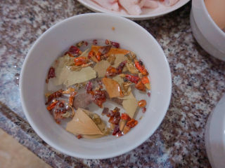 12、香辣卤鸡爪,将调料清洗干净