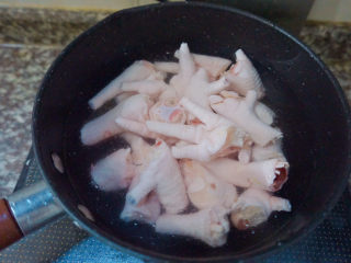 14、香辣卤鸡爪,冷水入锅煮鸡爪