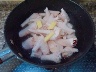 15、香辣卤鸡爪,加入姜片