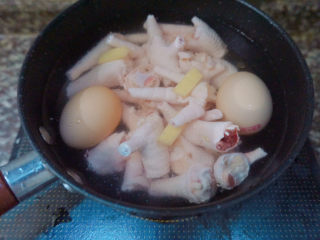 16、香辣卤鸡爪,放入鸡蛋和料酒