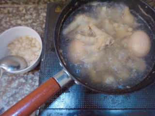 17、香辣卤鸡爪,煮开后将浮于表面的白沫捞出倒掉