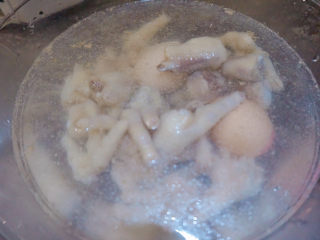 18、香辣卤鸡爪,鸡爪肉软后捞出冷水浸泡