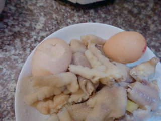 20、香辣卤鸡爪,鸡蛋也可以敲碎一些,这样好入味