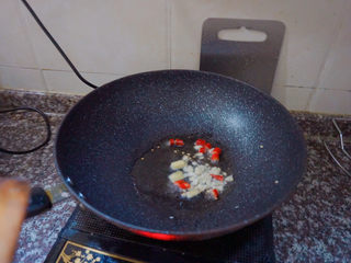 21、香辣卤鸡爪,热油下锅,倒入蒜姜辣椒