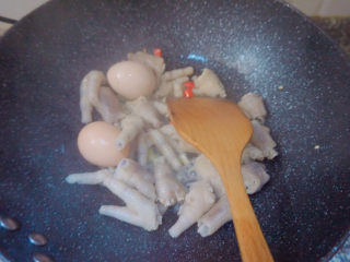 22、香辣卤鸡爪,倒入鸡爪鸡蛋