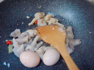 23、香辣卤鸡爪,翻炒几分钟后加盐